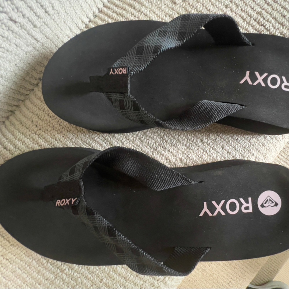 Size 9- ROXY Corona flip flops